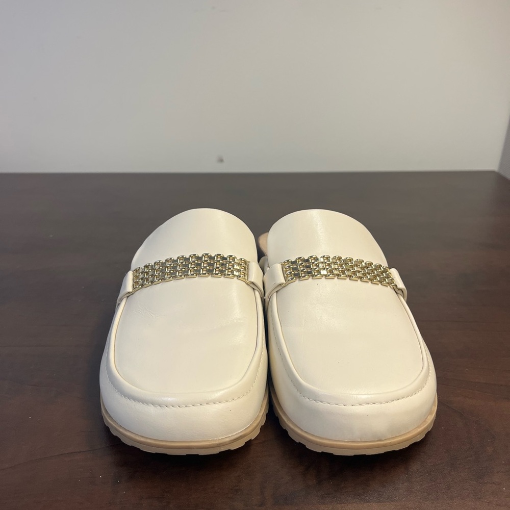 Vionic Off-White Mules with Gold Chain